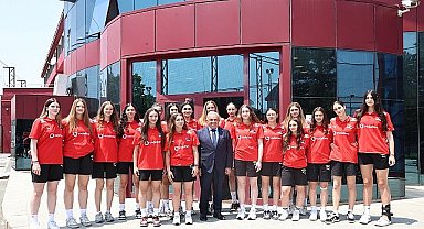 Başkan Şadi Özdemir'den filenin genç sultanlarına motivasyon ziyareti